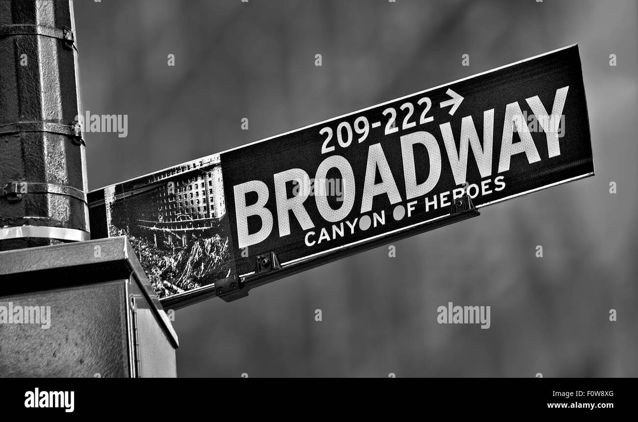 In New York City Broadway Canyon der Helden Straßenschild in Schwarz und Weiß. Stockfoto