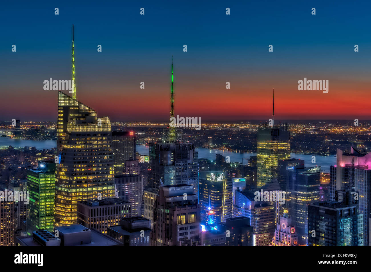 Obere Ansicht auf die beleuchtete Wolkenkratzer in Midtown Manhattan, die die Skyline von New York City während der Goldenen Stunde nach Sonnenuntergang. Stockfoto