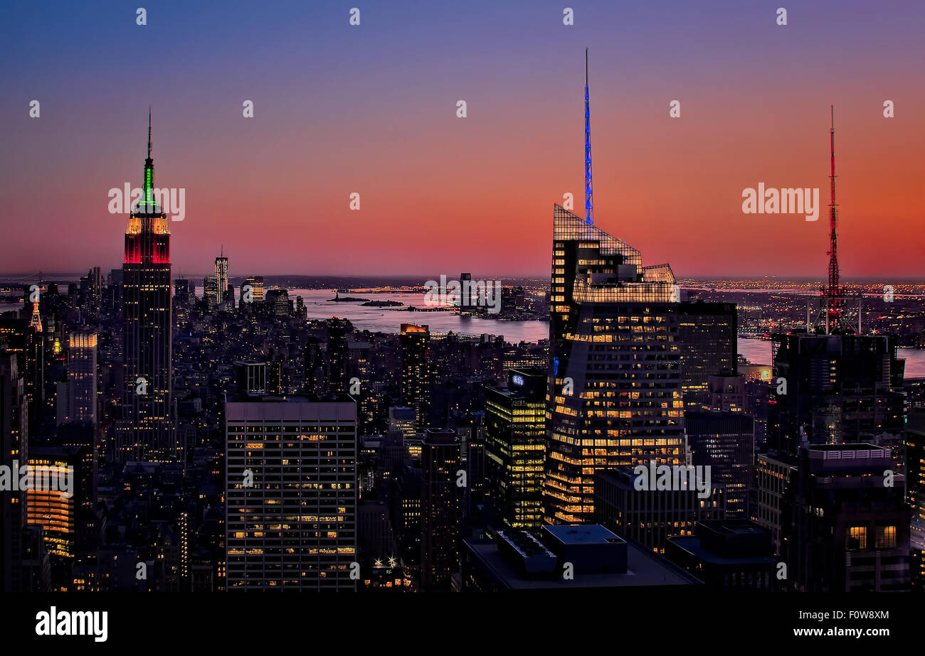 Vogelperspektive die beleuchtete Midtown Skyline von Manhattan in der Dämmerung von oben auf den Felsen in New York City. Stockfoto