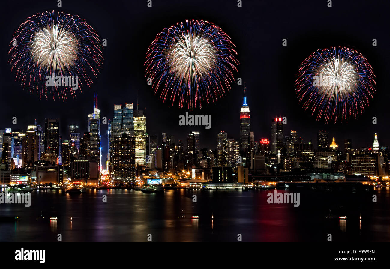 Macy genießt Feuerwerk entlang des Hudson River mit der Skyline von NYC als Kulisse. Stockfoto