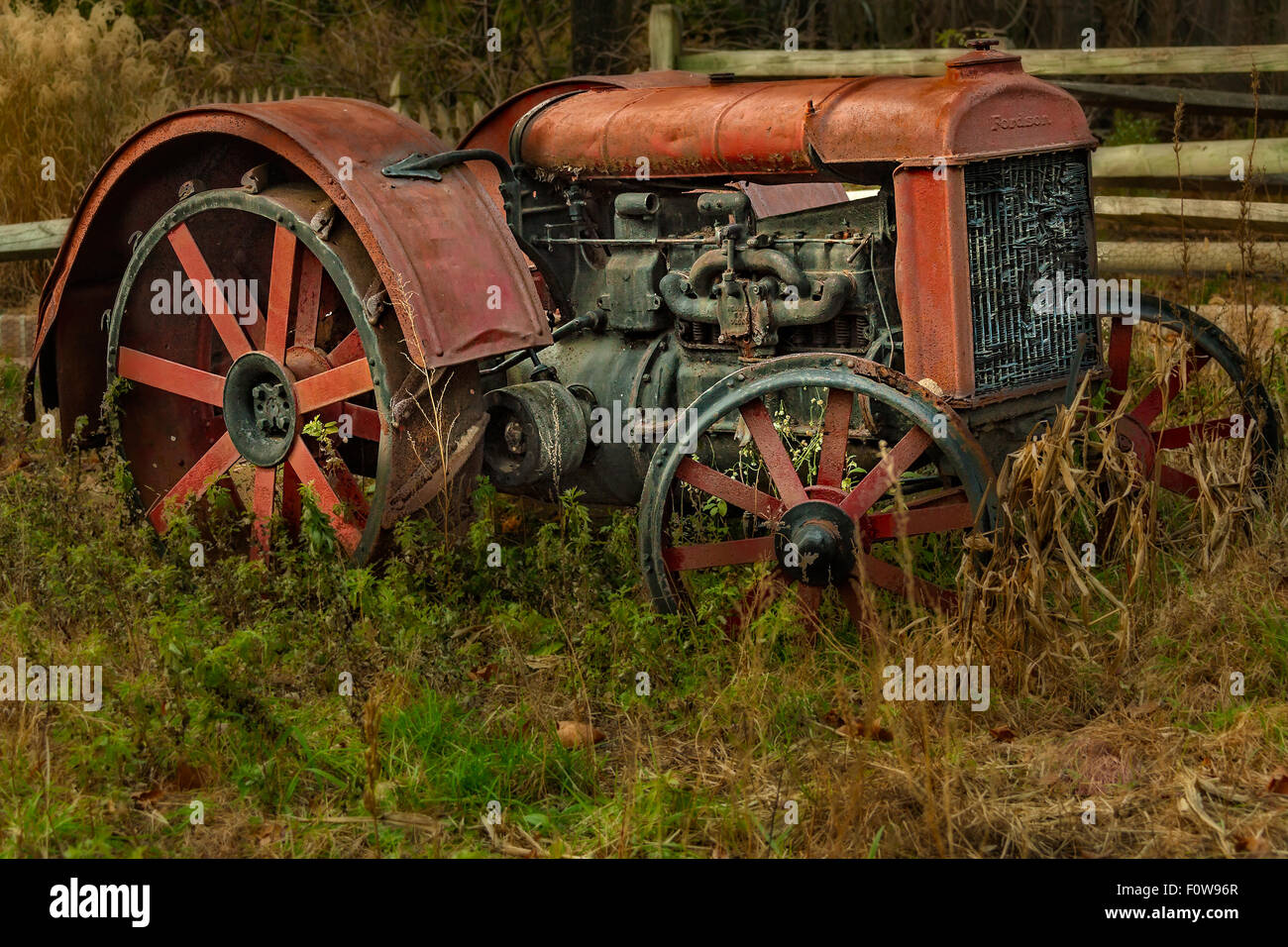 Fordson landwirtschaftliche Zugmaschine aus der Zeit um 1900 in einem Land-Bauernhof. Stockfoto