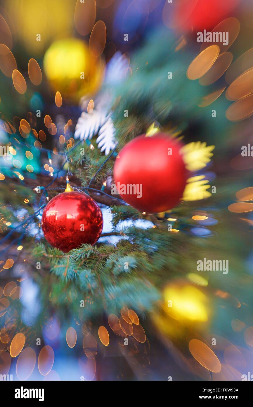 Christbaumschmuck und Lichter. Verschwommenen Effekt Stockfoto