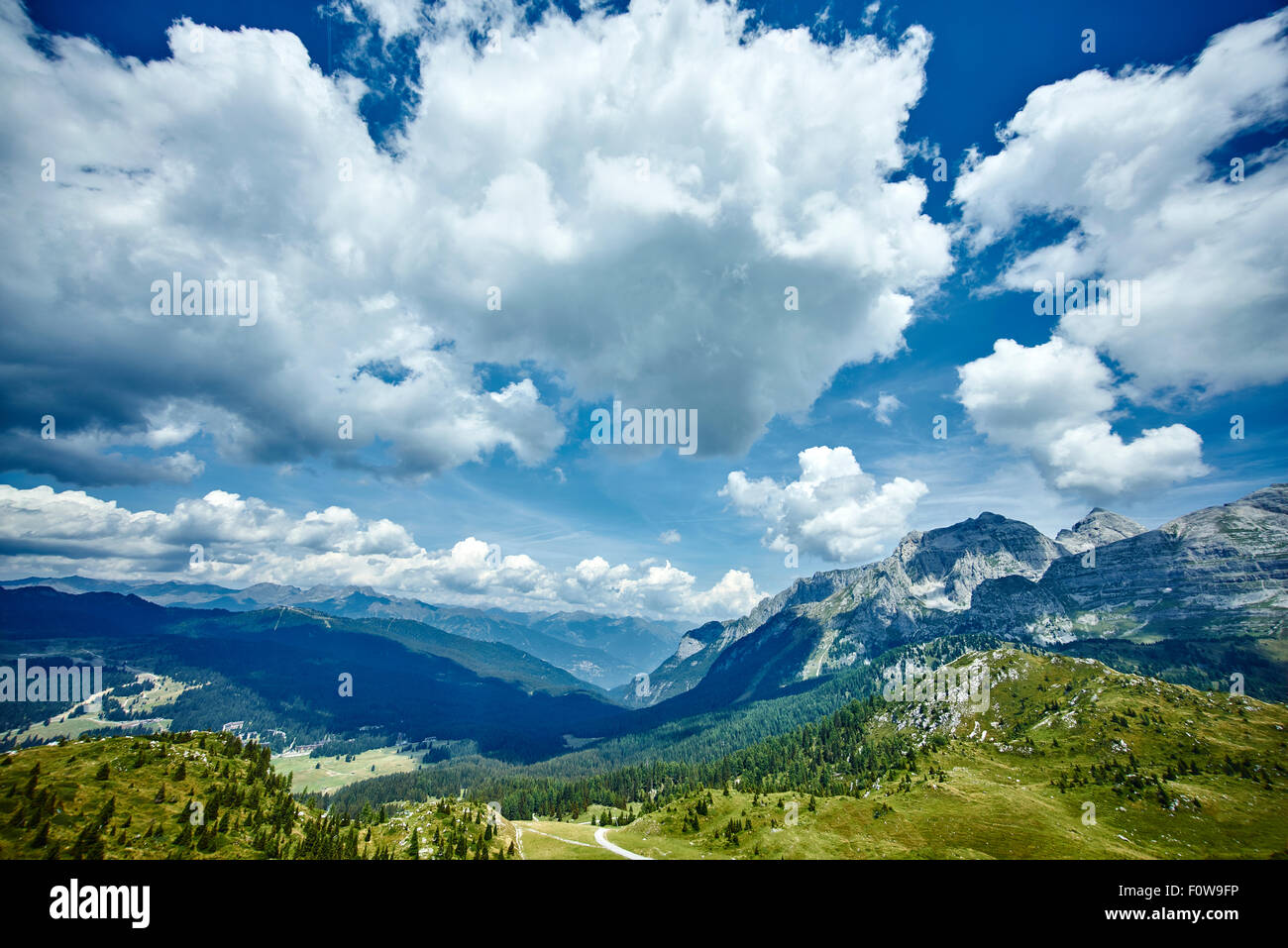 Berge mit Wolken am Himmel an einem sonnigen Tag. Stockfoto