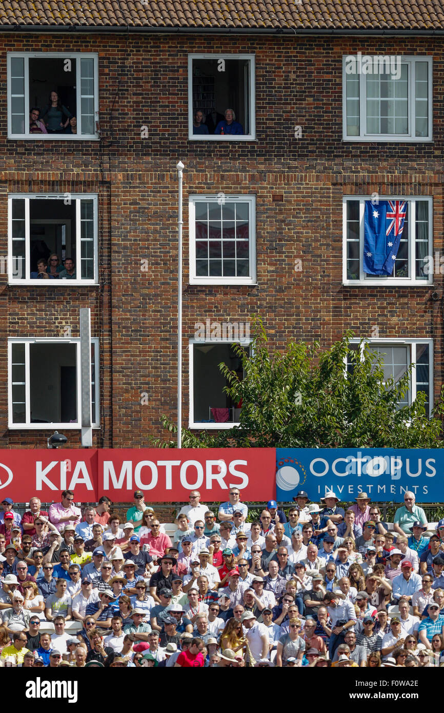 London, UK. 21. August 2015. Investec Asche 5. Test England gegen Australien. Zuschauer blicken auf aus einem Haus mit Blick auf die Tribüne Credit: Action Plus Sport/Alamy Live News Stockfoto