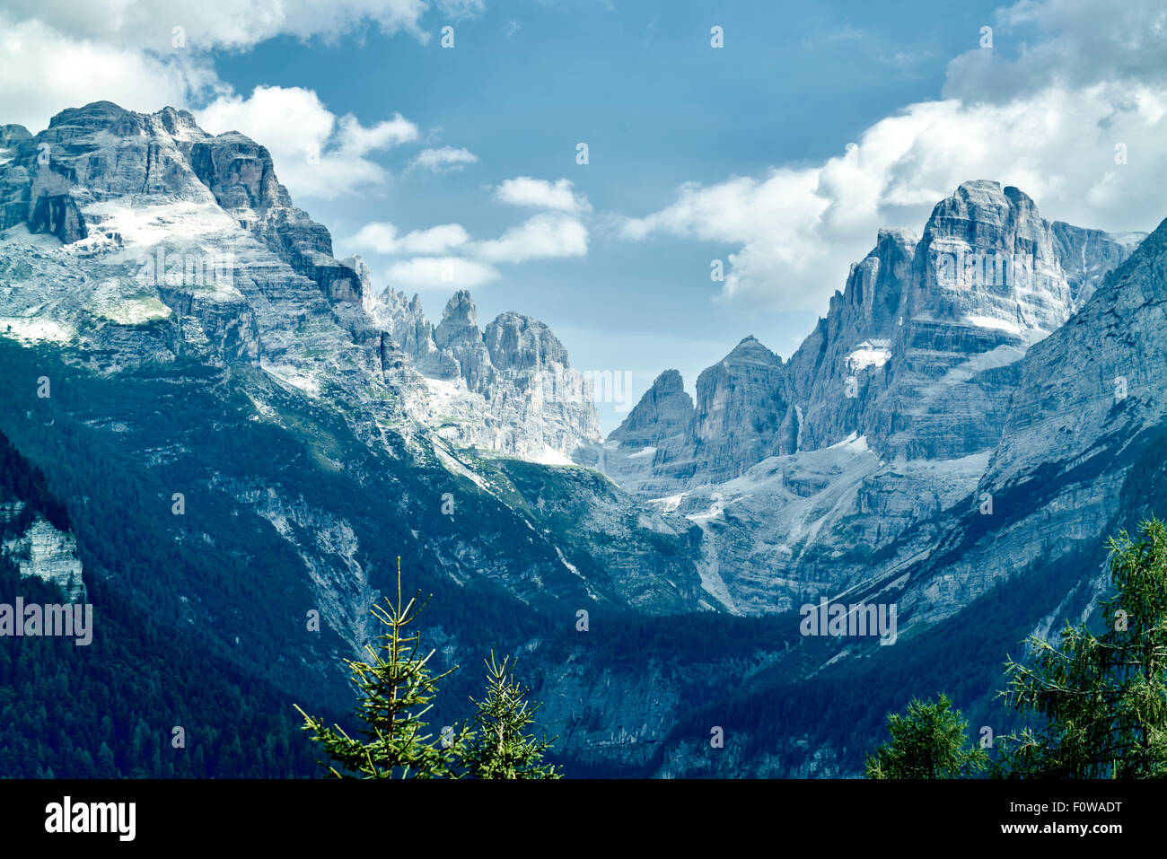 Berge mit Wolken am Himmel an einem sonnigen Tag. Stockfoto