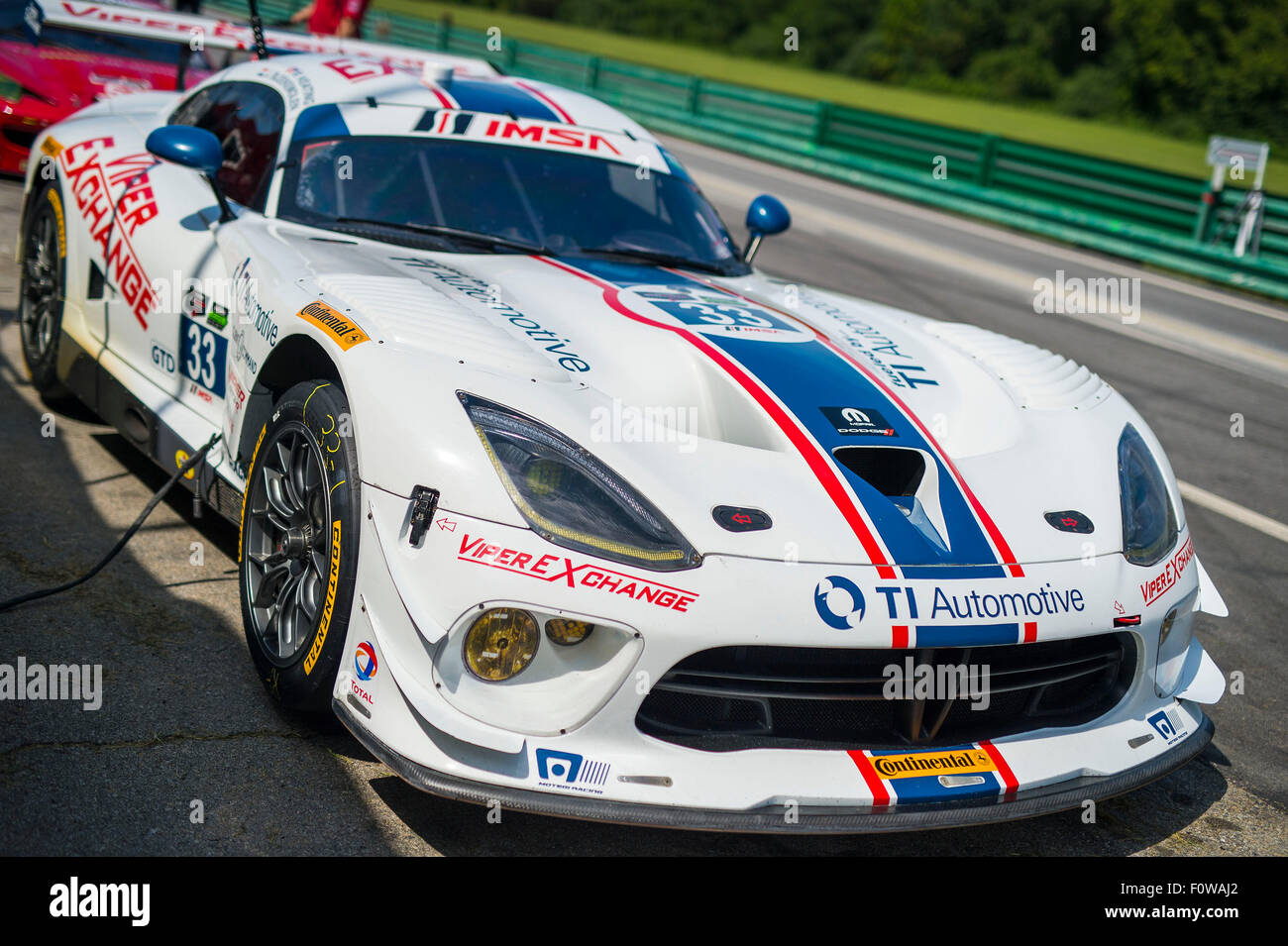 Alton, VA, USA. 21. August 2015. Alton, VA - 21. August 2015: The Tudor United WeltSportscar Meisterschaft Team von Ben Keating und Jeroen Bleekemolen nehmen den Titel in der #33 ViperExchange.com Dodge Viper SRT für ein Training für den Eiche Baum Grand Prix auf dem Virginia International Raceway in Alton, VA. Bildnachweis: Csm/Alamy Live-Nachrichten Stockfoto