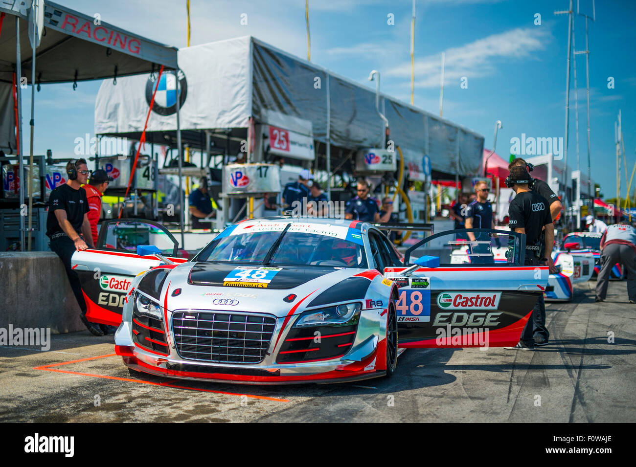 Alton, VA, USA. 21. August 2015. Alton, VA - 21. August 2015: The Tudor United WeltSportscar Meisterschaft Team von Christopher Haase und Dion von Moltke nehmen auf die Strecke in den #48 Castrol EDGE Audi R8 LMS für ein Training für den Eiche Baum Grand Prix auf dem Virginia International Raceway in Alton, VA. Bildnachweis: Csm/Alamy Live-Nachrichten Stockfoto