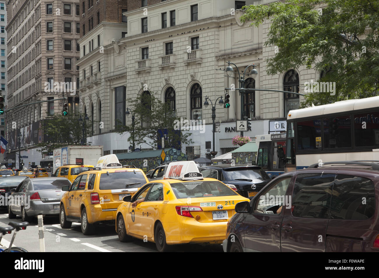 Stau entlang der 6. Avenue in der Nähe der 34. Street und des Broadway in Midtown Manhattan, NYC. Stockfoto