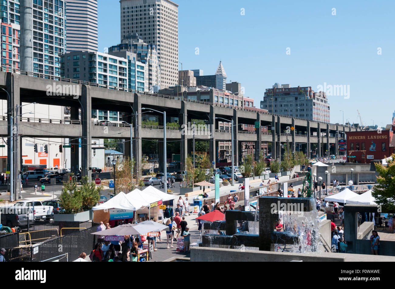 Das Doppelstock-Alaskan Way Viaduct hinter Seattle Waterfront an der Elliott Bay. Stockfoto