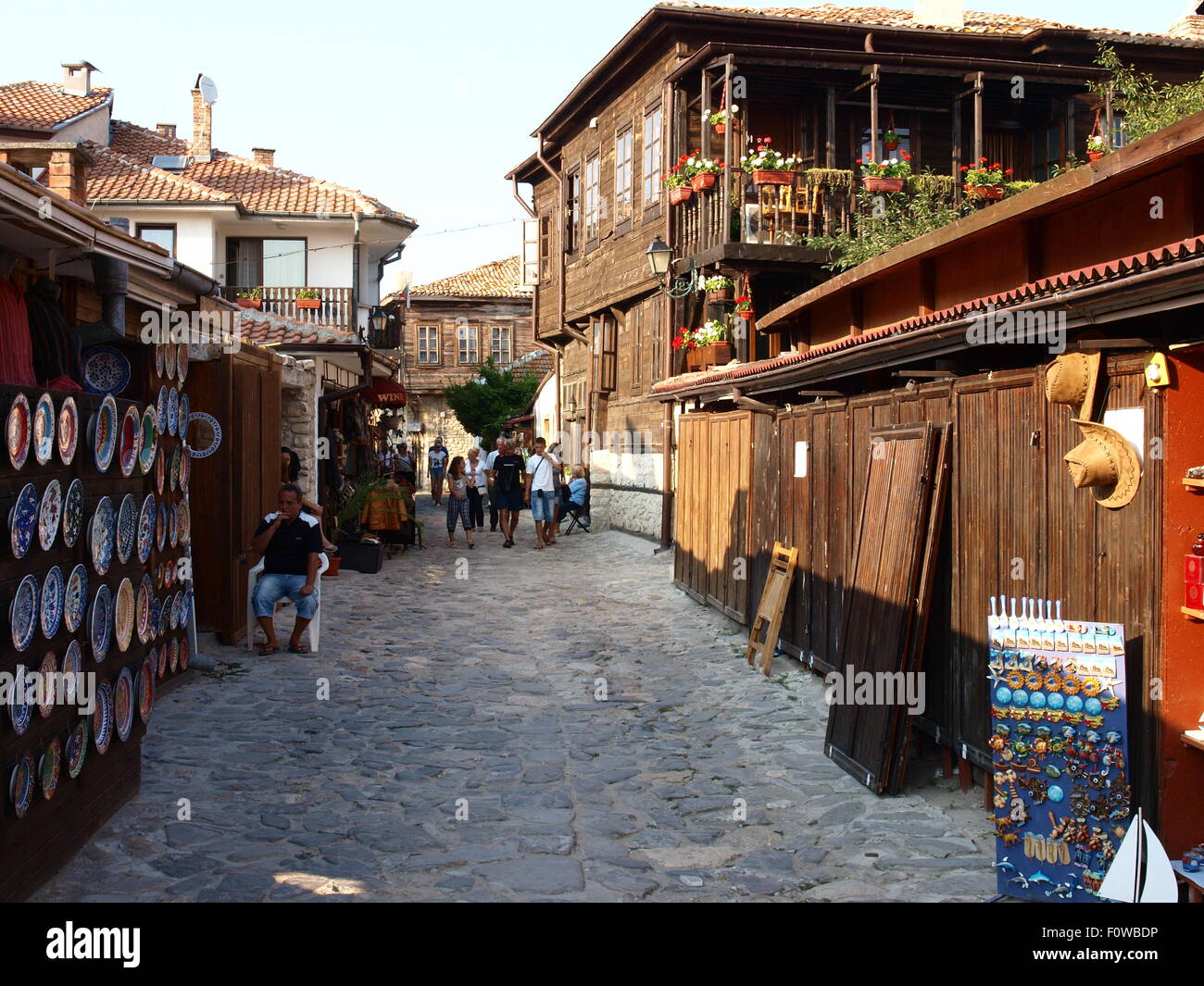 Bulgarien, Nessebar. Geschäfte mit folk-Produkte und Souvenirs in einer stilvollen Holzhäusern. Stockfoto