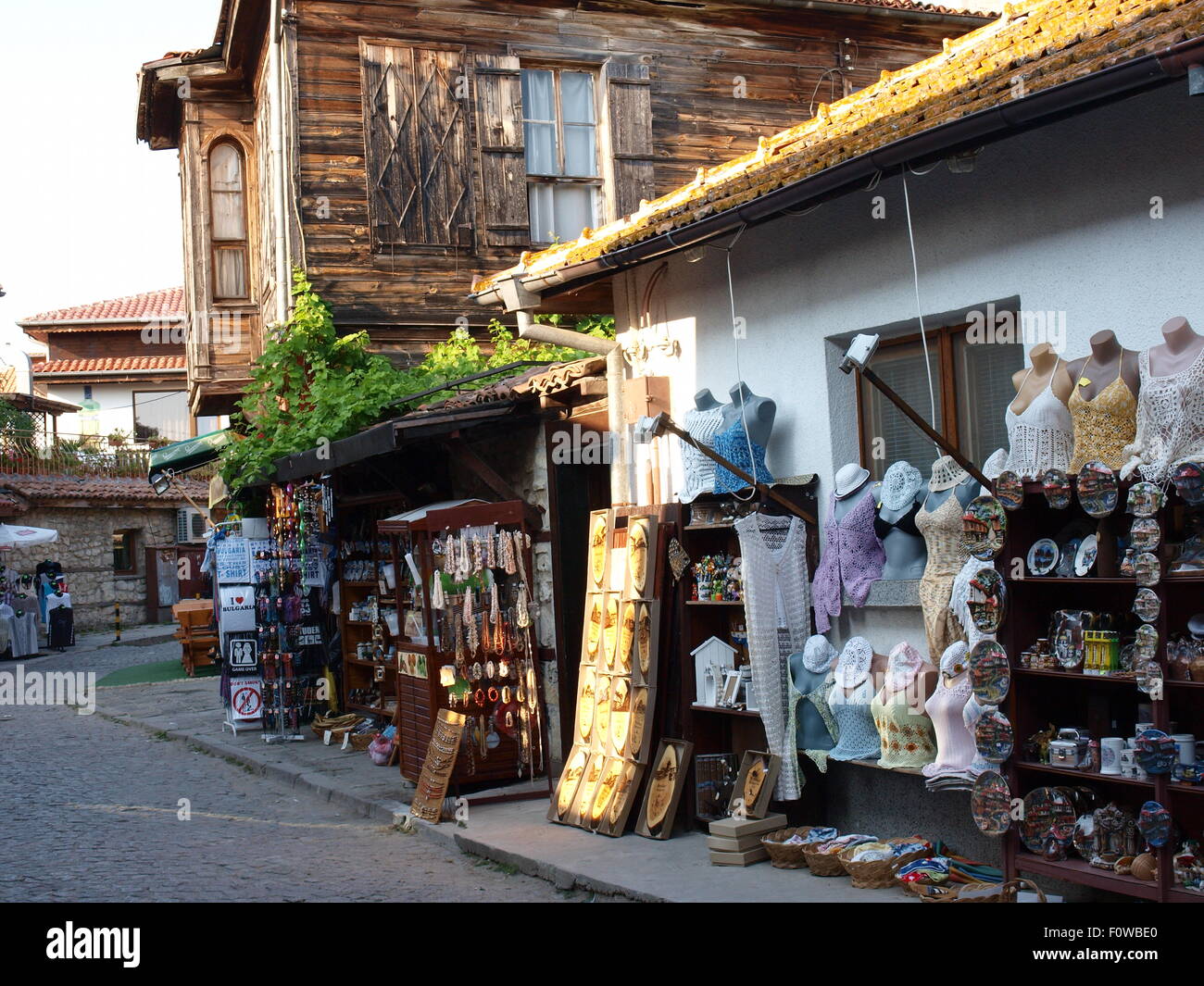 Bulgarien, Nessebar. Geschäfte mit folk-Produkte und Souvenirs in einer stilvollen Holzhäusern. Stockfoto