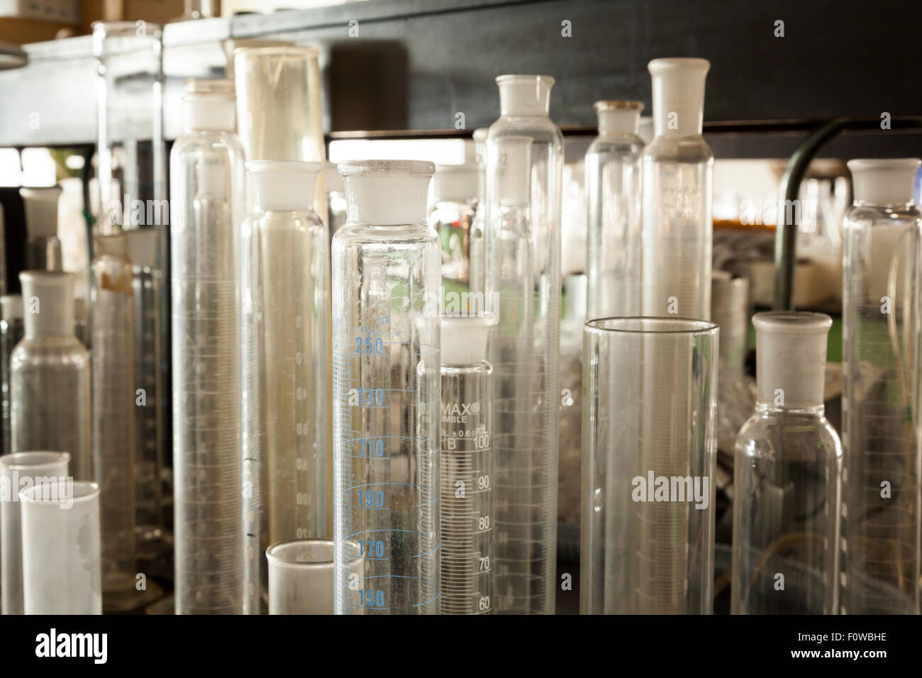 Verschiedene Arten von abgestufter Zylinder aus Glas hergestellt. Stockfoto