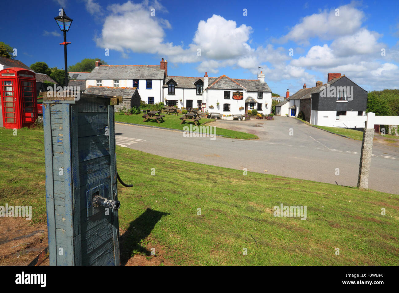 Ein Dorfplatz mit einer Pumpe. Stockfoto