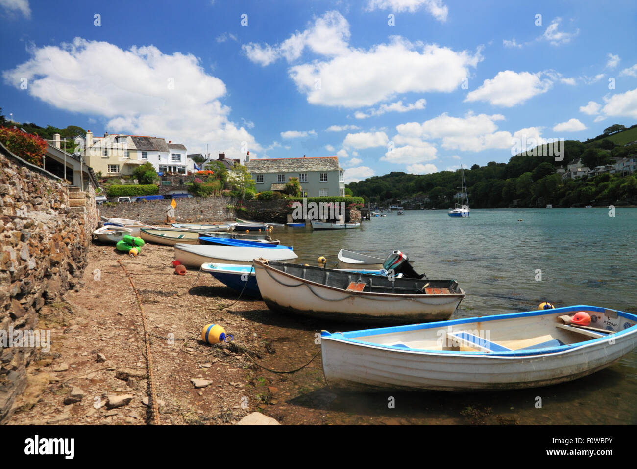 Boote vertäut am Ufer eines Flusses mit Hütten in der Nähe. Stockfoto