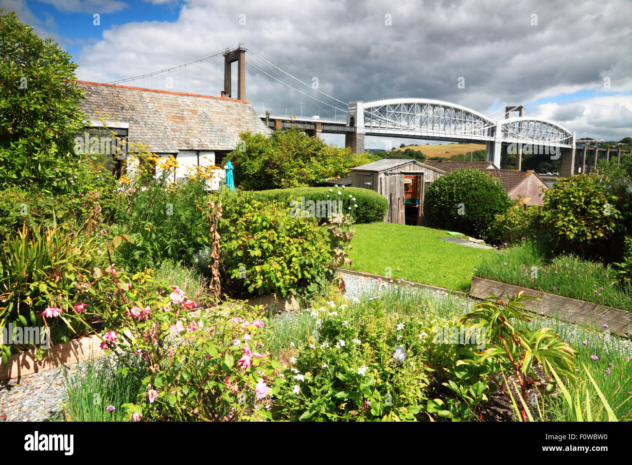 Blick auf Tamar Brücke und Royal Albert Bridge aus dem Garten der Mary Newman Hütte, Saltash, Cornwall. Stockfoto