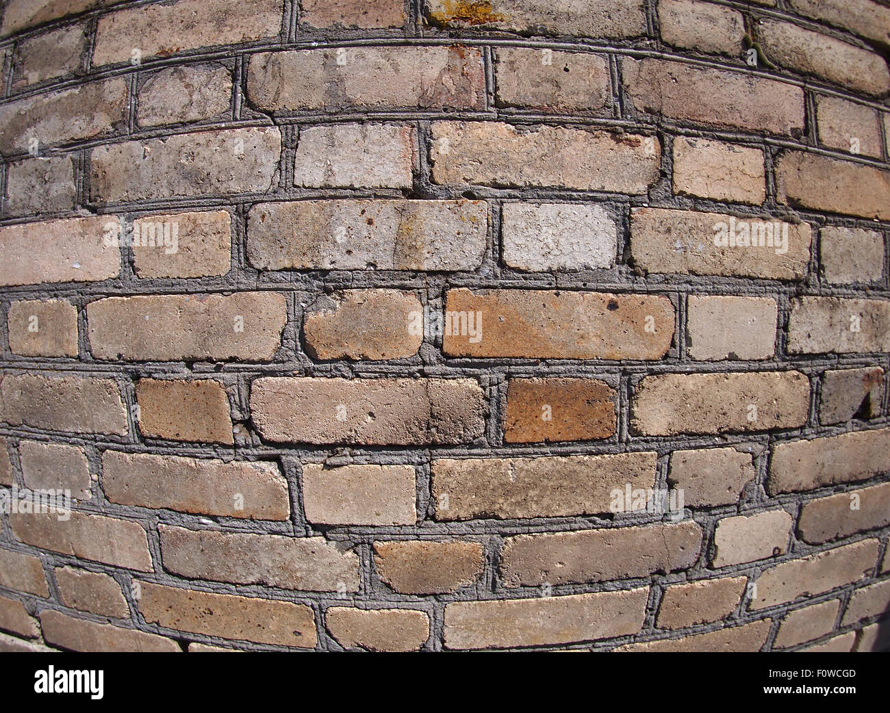 Alte Mauer aus grauen und braunen Steinen hautnah mit fisheye-Objektiv mit Weitwinkel Stockfoto