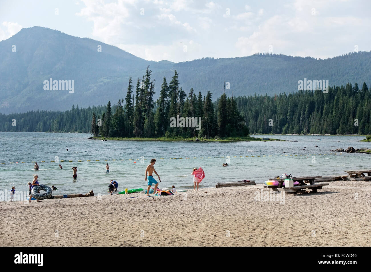 Familien genießen einen schönen Sommertag im Wasser spielen oder Faulenzen am menschenleeren Strand im Strandbad Lake Wenatchee, Washington Stockfoto