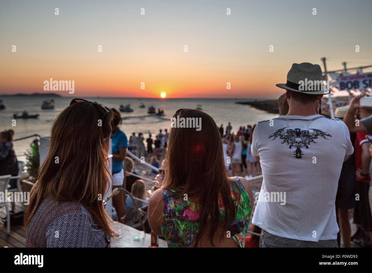Ibiza, den Sonnenuntergang am sunset Strip in San Antonio. Cafe Del Mar & Cafe Mambo Stockfoto