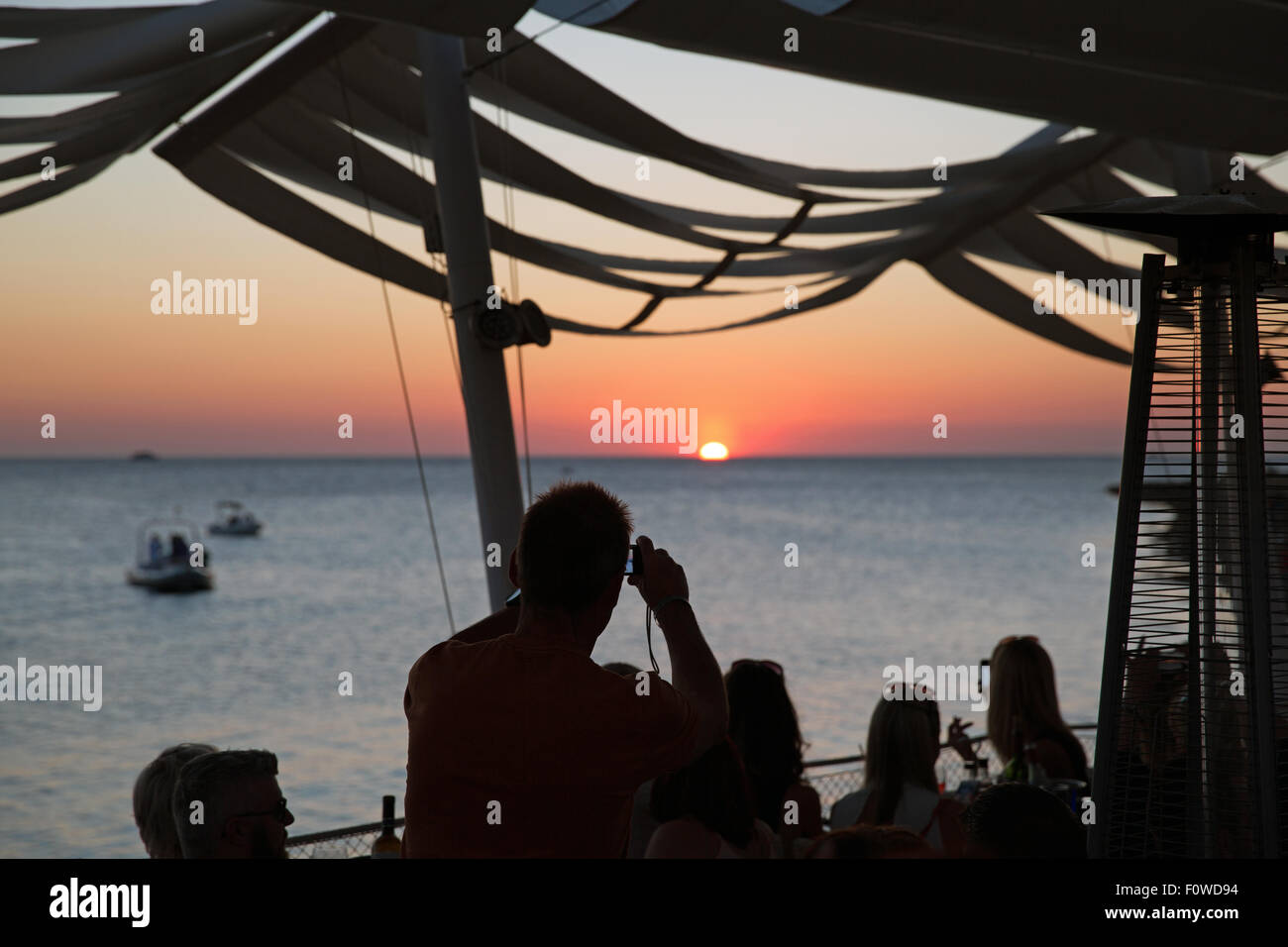 Ibiza, den Sonnenuntergang am sunset Strip in San Antonio. Cafe Del Mar & Cafe Mambo Stockfoto