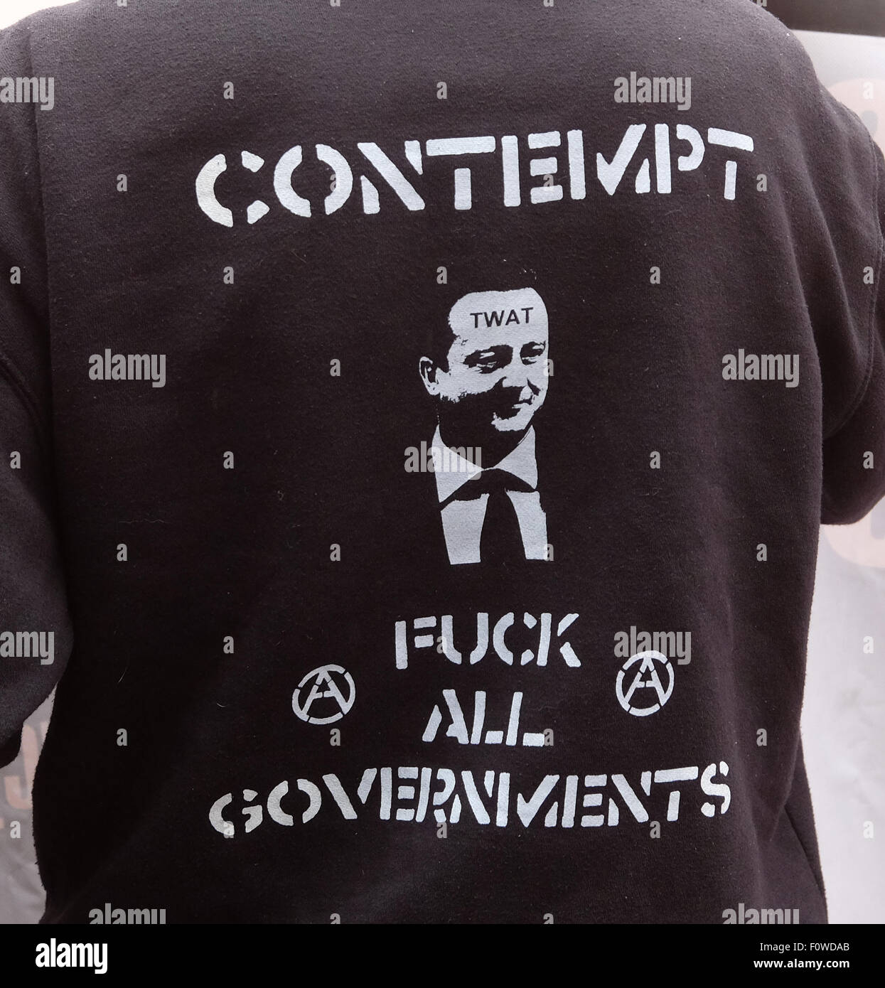 Protesters Using Shirts T shirts politische slogans -Fotos und -Bildmaterial in hoher Auflösung ...