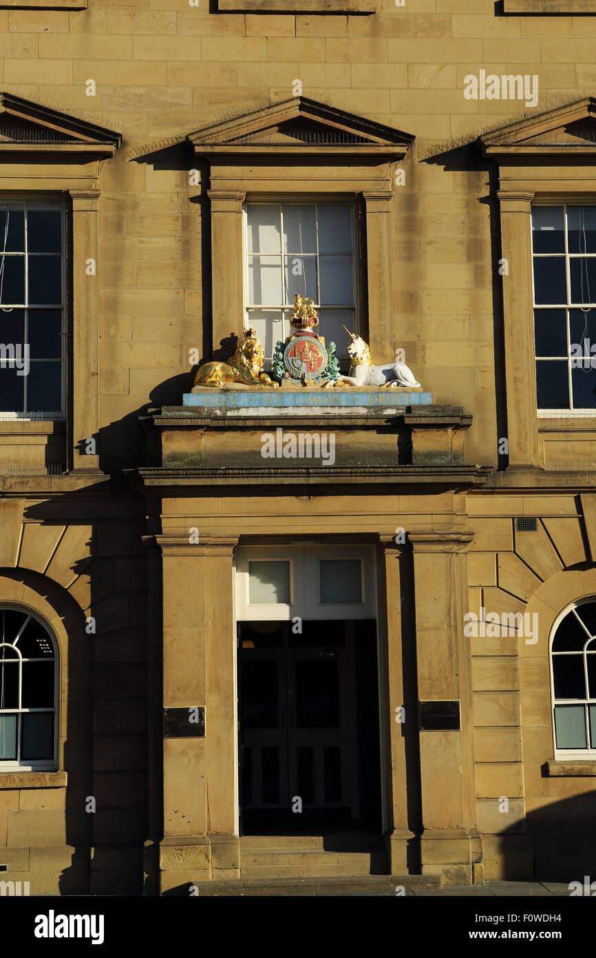 Der Löwe und Einhorn Wappen über der Tür des Custom House in Newcastle-upon-Tyne, England. Stockfoto