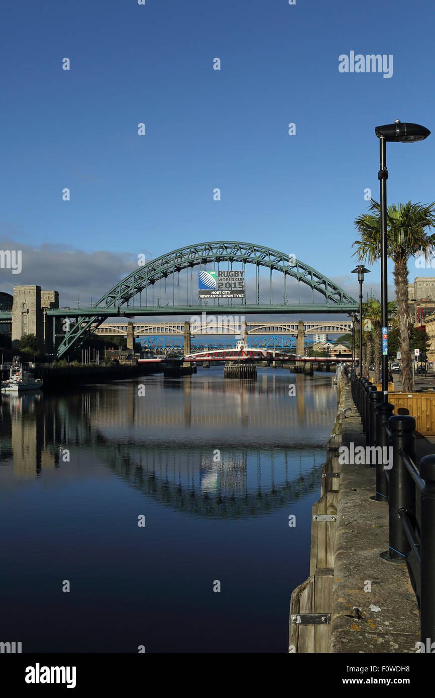 Ein Schild kündigt die Rugby-Weltmeisterschaft 2015 auf dem Tyne Bridge in Newcastle-upon-Tyne, England. Stockfoto