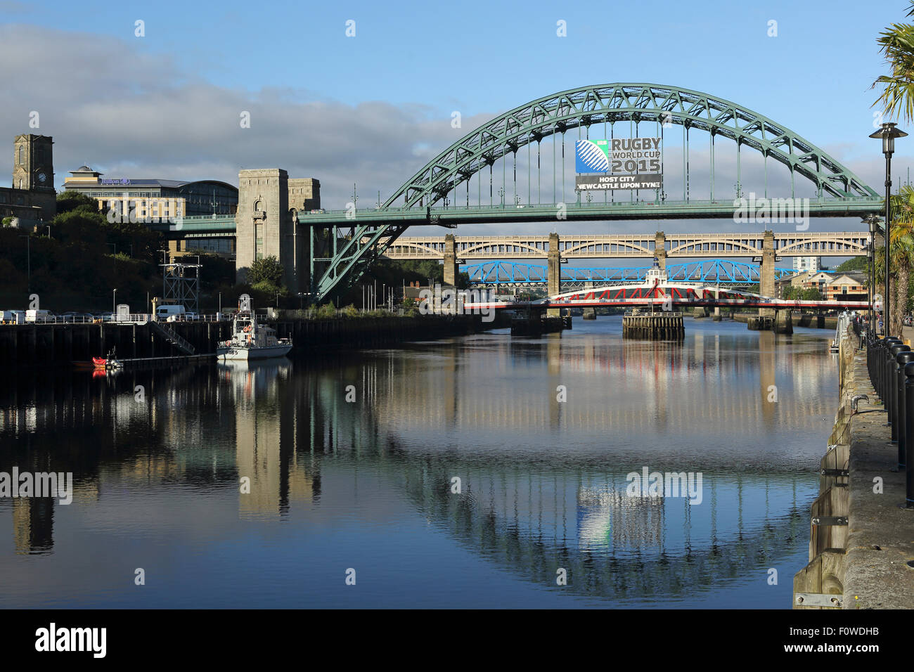 Ein Schild kündigt die Rugby-Weltmeisterschaft 2015 auf dem Tyne Bridge in Newcastle-upon-Tyne, England. Stockfoto