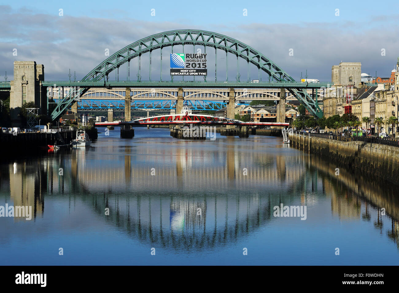 Ein Schild kündigt die Rugby-Weltmeisterschaft 2015 auf dem Tyne Bridge in Newcastle-upon-Tyne, England. Stockfoto