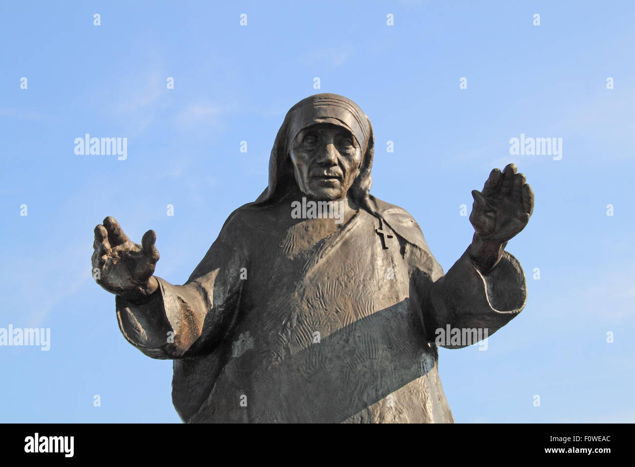 Statue der Heiligen (Mutter) Teresa am Eingang nach Tirana International Airport Nënë Tereza, Rinas, Albanien, Balkan, Europa Stockfoto