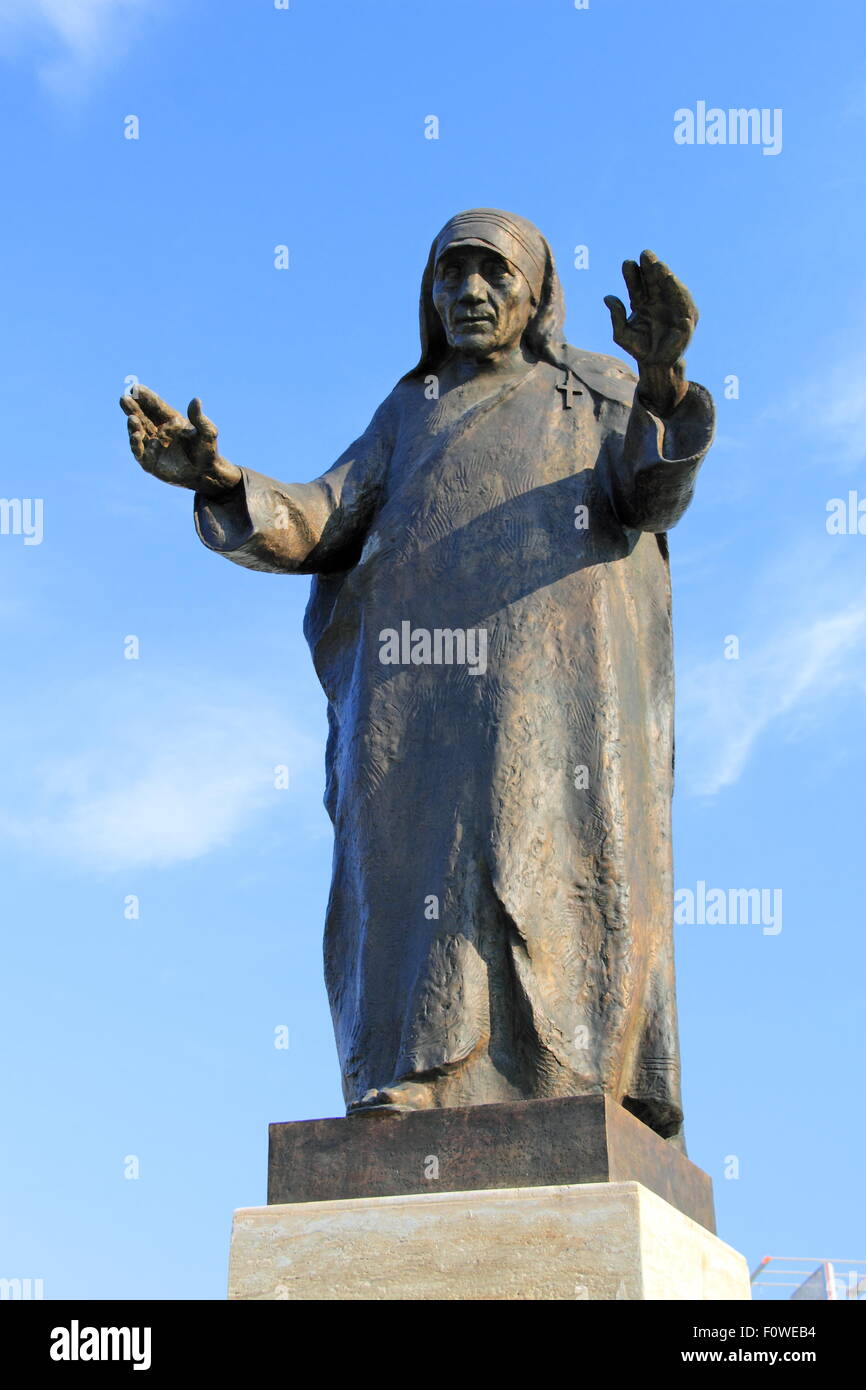 Statue der Heiligen (Mutter) Teresa am Eingang nach Tirana International Airport Nënë Tereza, Rinas, Albanien, Balkan, Europa Stockfoto