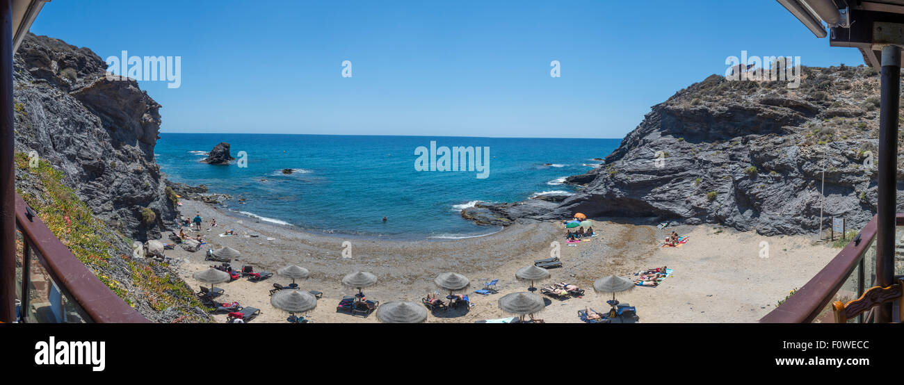 Sonnenliegen und Sonnenschirme am Strand Cala del Barco Bucht von La Manga Club Resort, Murcia, Spanien Stockfoto