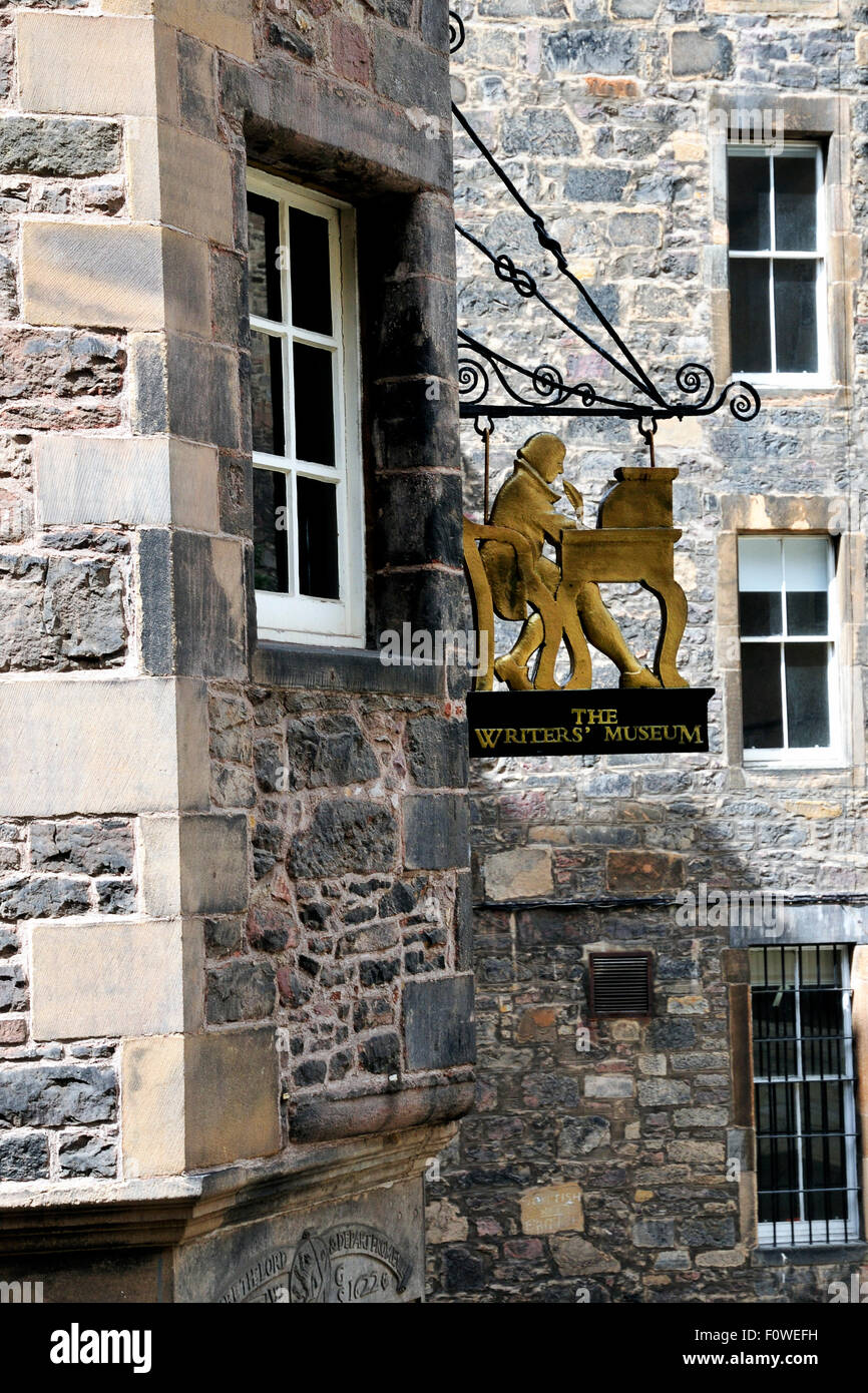 Zeichen vor der Writers Museum, zu Ehren von Sir Walter Scott, Stevenson und Robert Burns in Edinburgh angezeigt Stockfoto