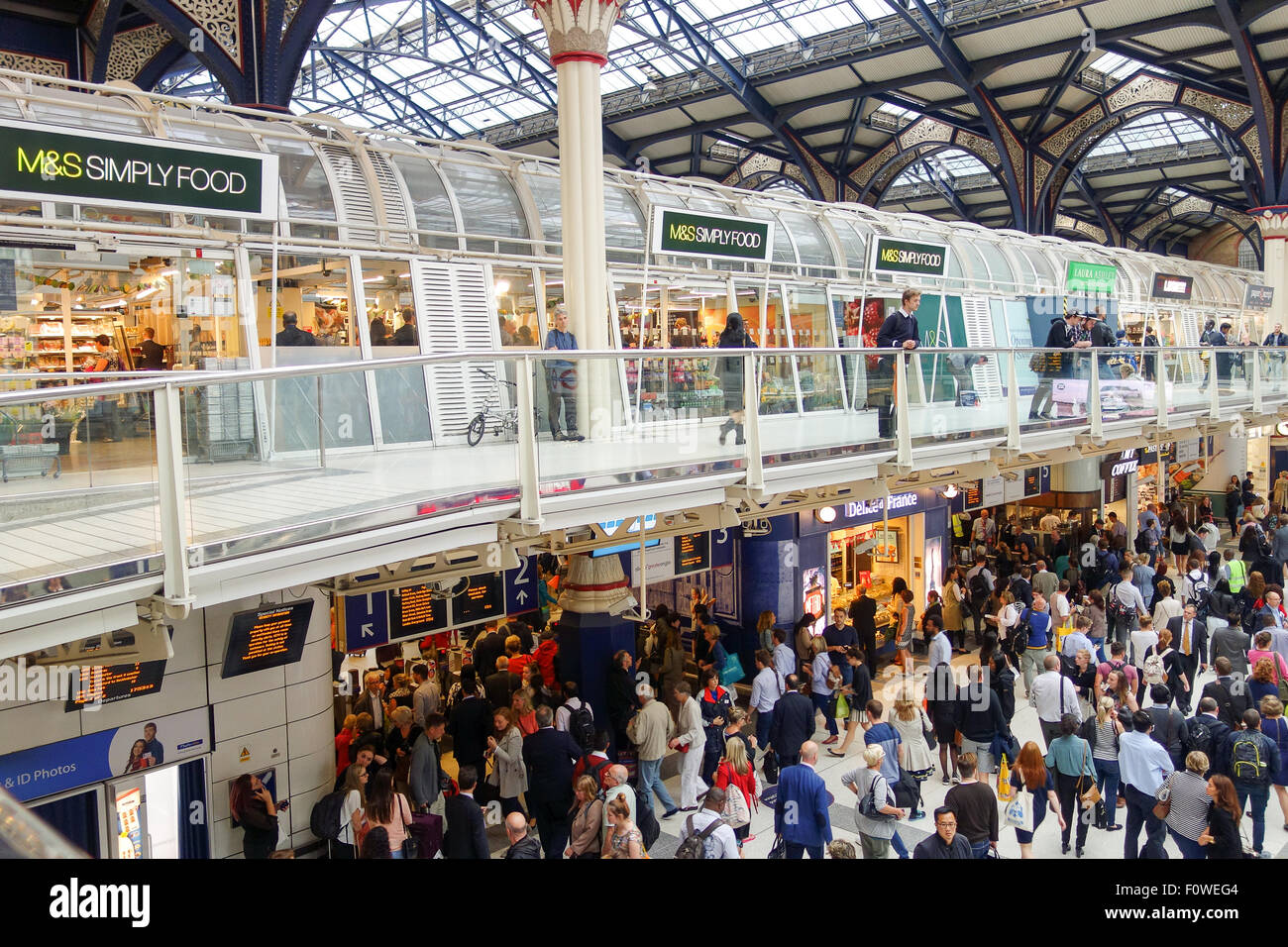 Marks Amp Spencer Einfach Lebensmittelgeschaft An Der Liverpool Street Station Stockfotografie Alamy