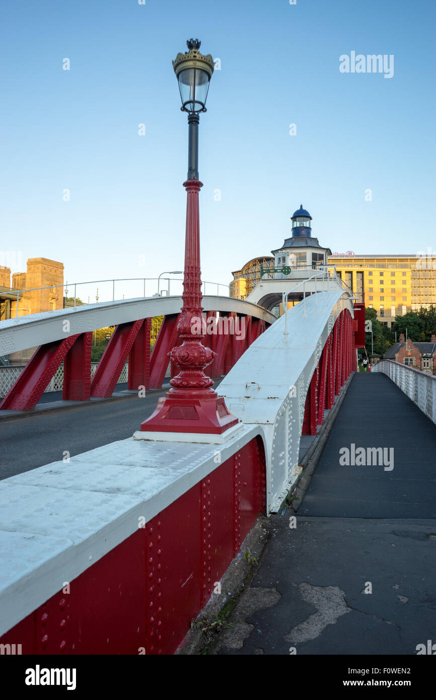 Die Swing Bridge, eine Hängebrücke überspannt den Fluss Tyne zwischen Newcastle Upon Tyne & Gateshead. Stockfoto