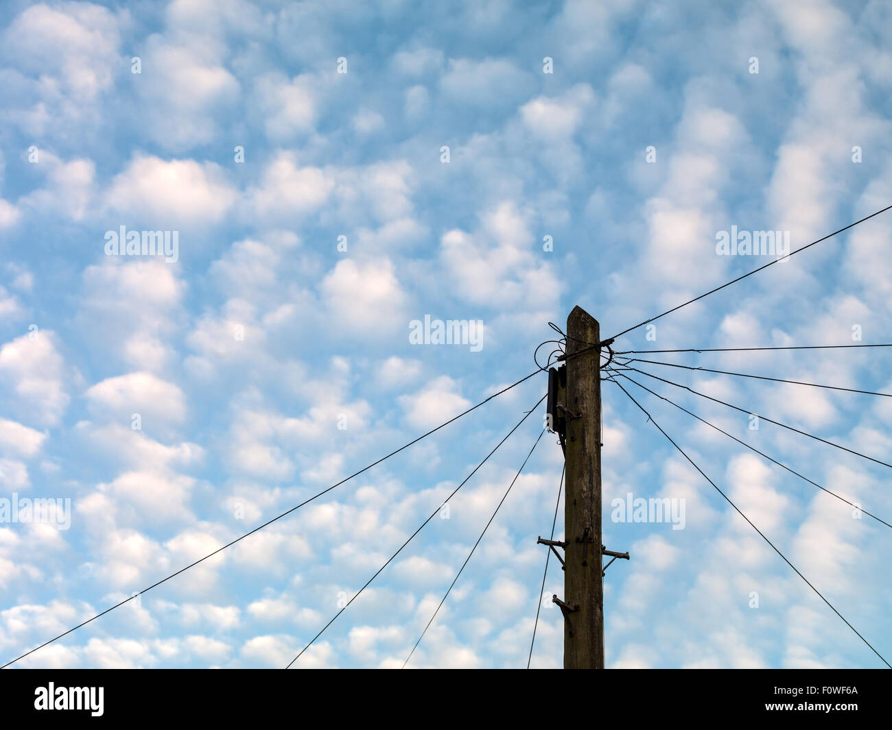 Telegrafenmast Kabel und Wolken Stockfoto