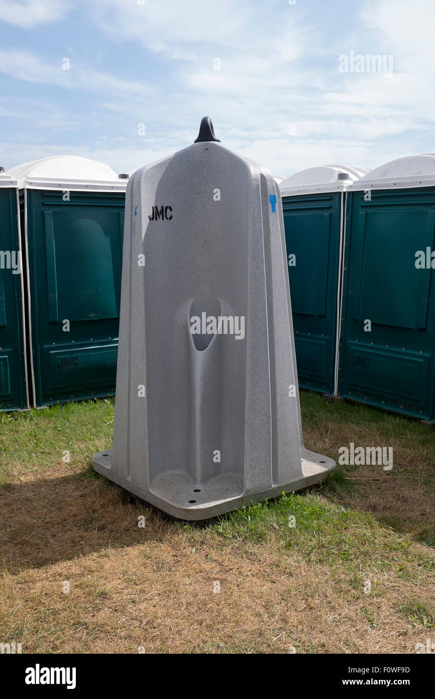 Öffentliche Urinal WC am Festival oder Event Stockfoto