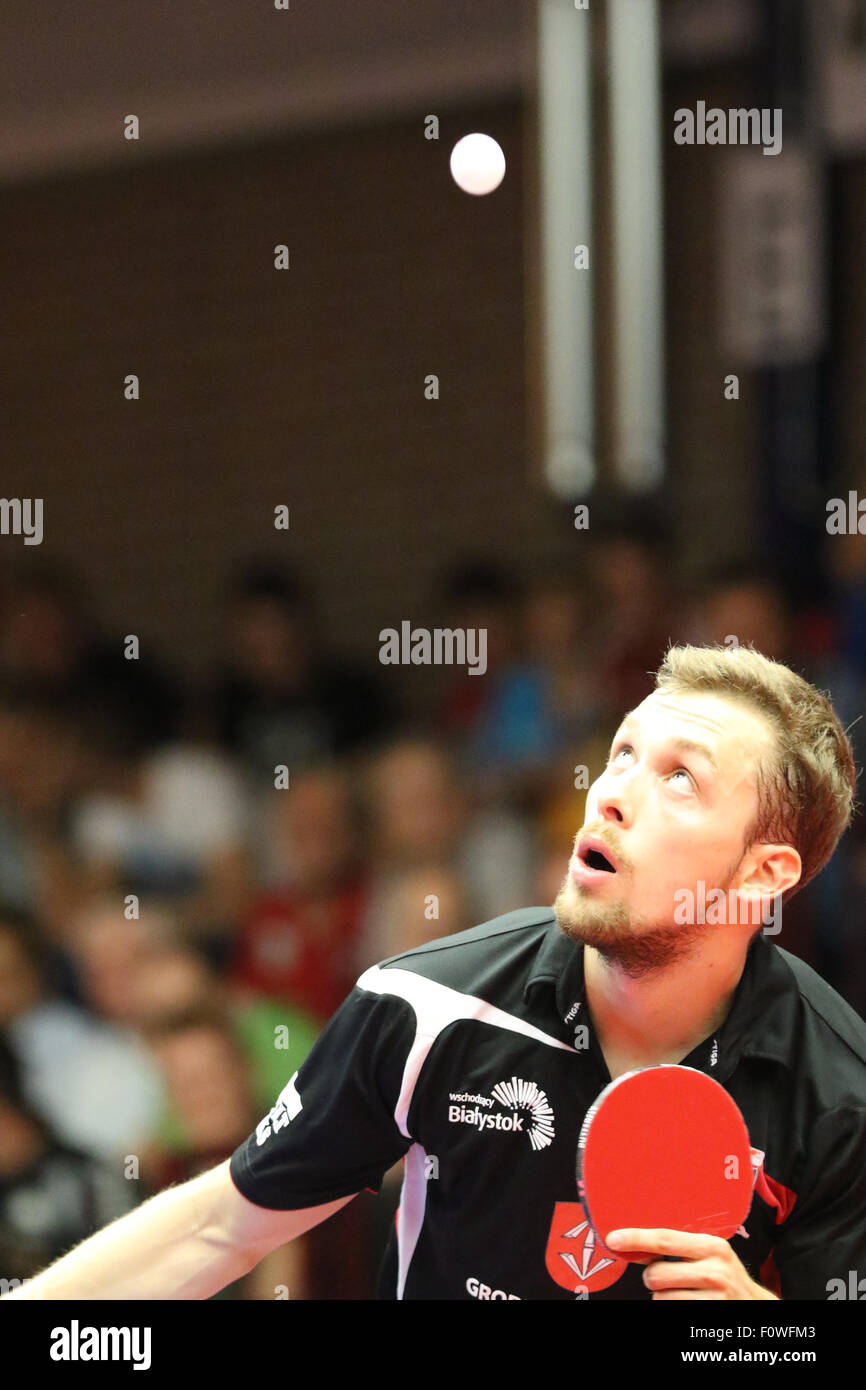 Düsseldorf, Deutschland. 21. August 2015. Champions-League-Tischtennis. Borussia Düsseldorf gegen Bogoria Grodz. Pawel Fertikowski dient dazu, Panagiotis Gionis. Bildnachweis: Aktion Plus Sport/Alamy Live-Nachrichten Stockfoto