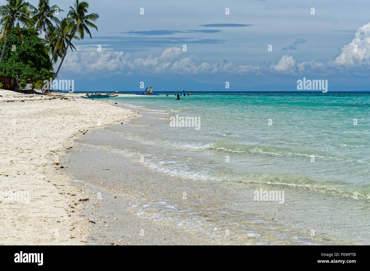 Menschen am Strand genießen. Eine kleine Familie ist den Strand in Badian genießen. Es gibt nur wenige Menschen, du bist frei, zu besuchen Stockfoto