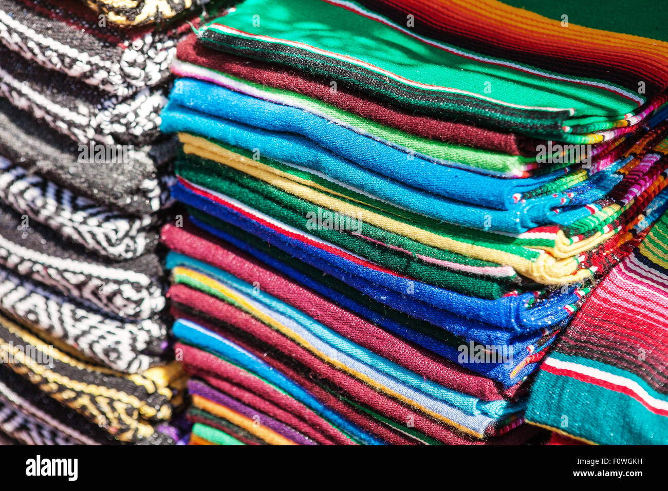 Farbenfrohe mexikanische Tüchern hängen in Reihe. Stockfoto
