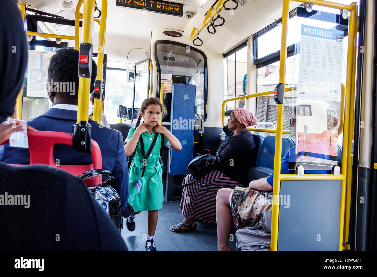 Kapstadt Südafrika, MyCiTi Bus, Mädchen, Jugendliche, weibliche Kinder Kinder Kinder, Schüler Schuluniform, Reiten nach Hause, SAfri150311045 Stockfoto