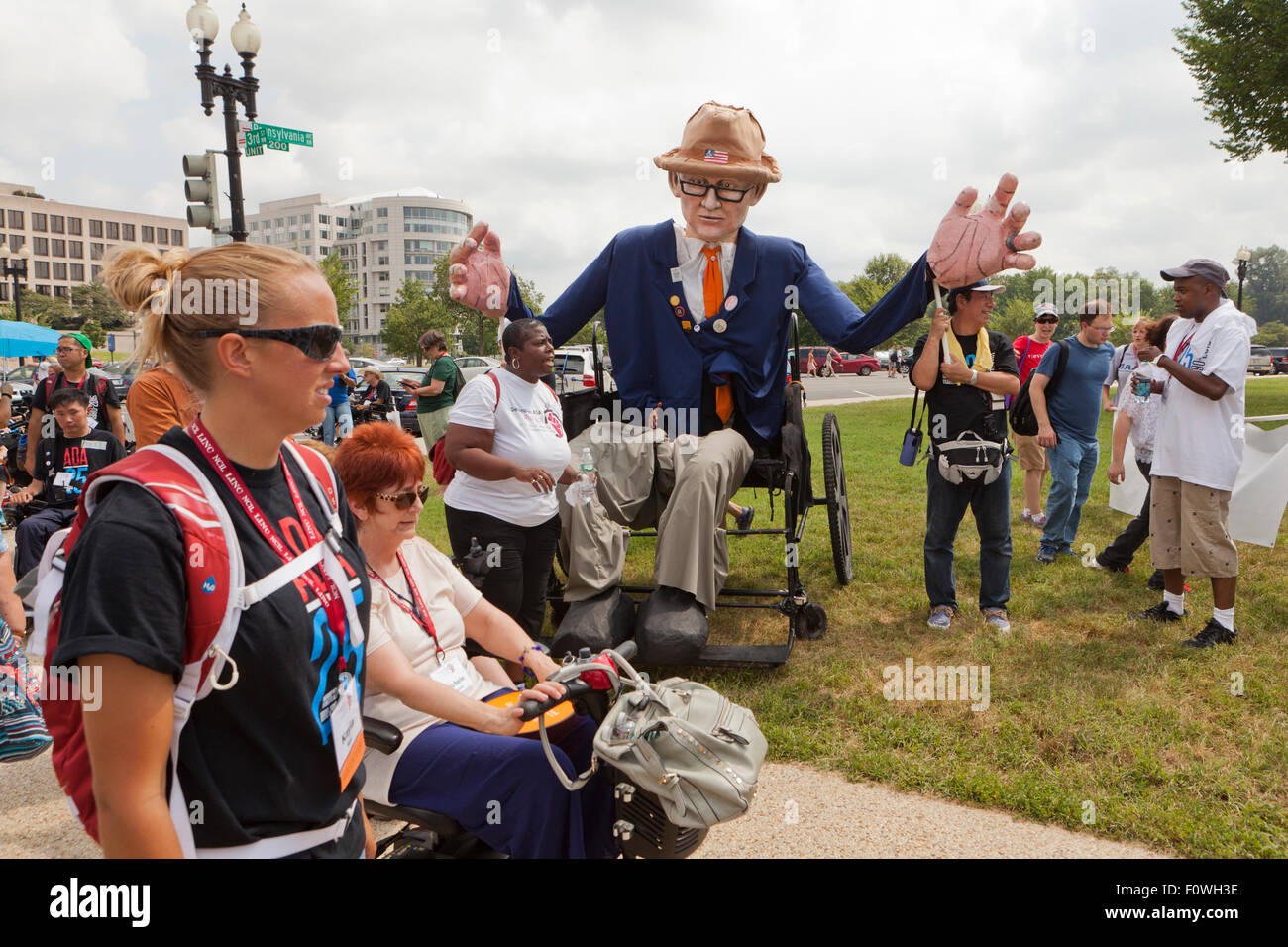 Menschen mit Rollstühlen und ihre Familie Rallye und März auf dem Capitol Hill zur Unterstützung des Americans with Disabilities Act Stockfoto