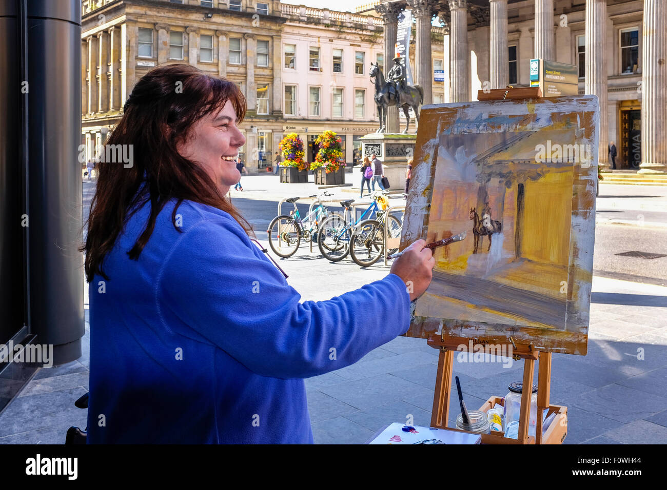 Frau-Künstler Malerei eine Stadtbild von der Gallery of Modern Art mit der Statue des Herzogs von Wellington, Royal Exchange Square Stockfoto
