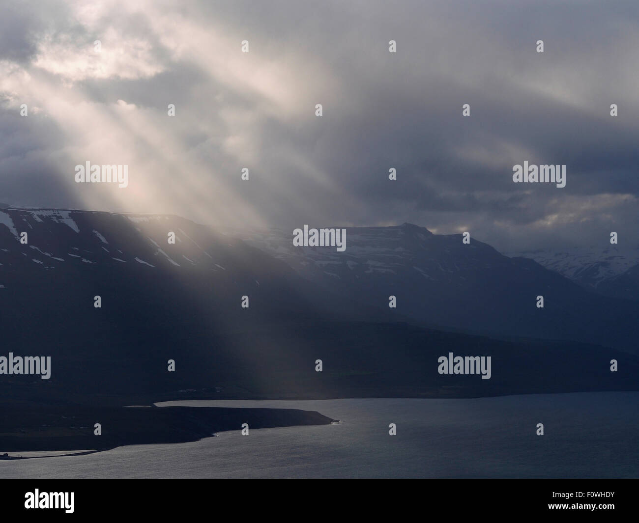 Wellen von Licht bricht durch die Wolken über Eyjafjörður aus Ystuvíkurfjall, in der Nähe von Akureyri Island Stockfoto