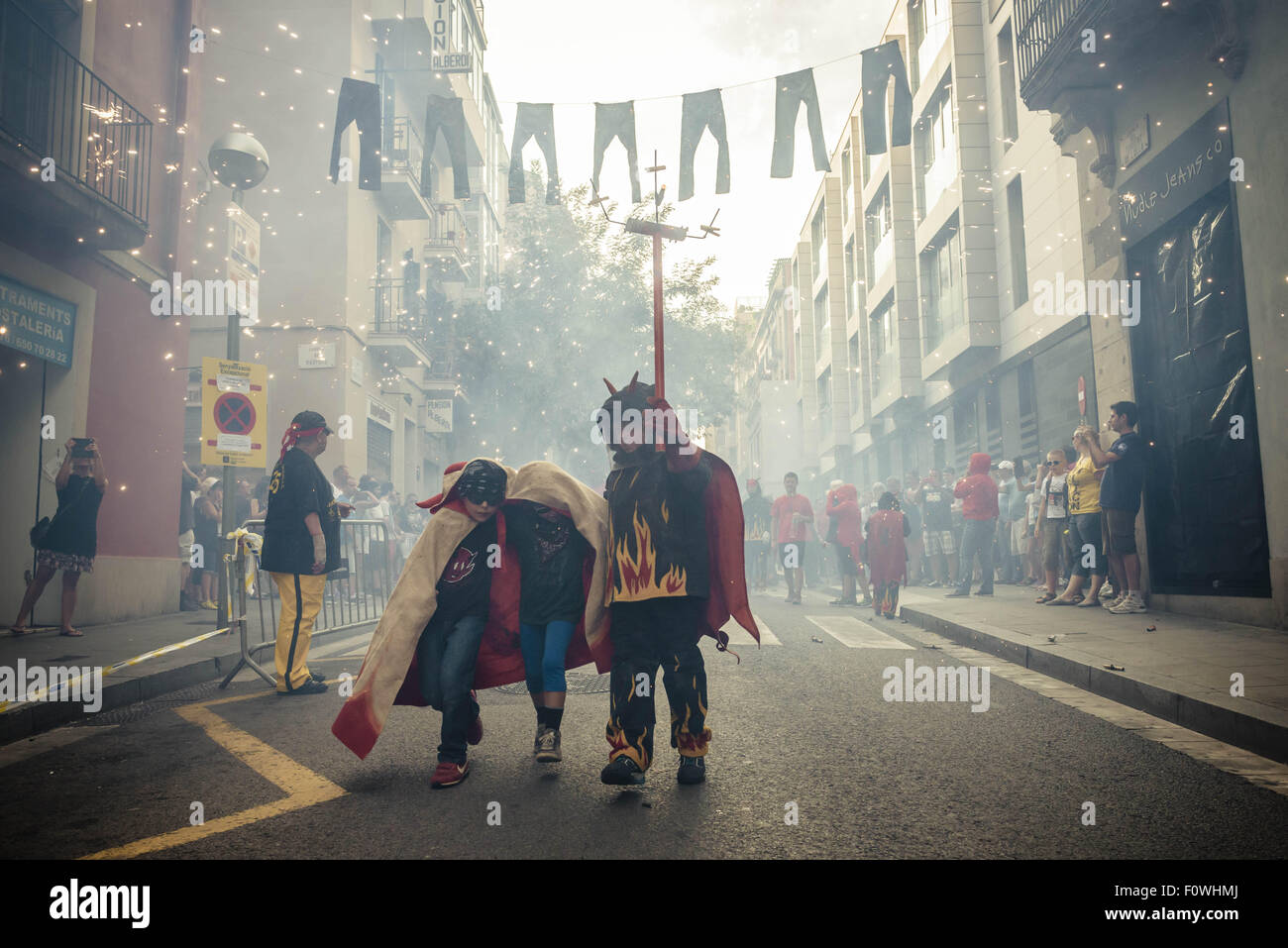 Barcelona, Katalonien, Spanien. 21. August 2015. Kinder in Kostümen der Teufel tanzen zu traditionellen Trommeln unter explodierenden Feuerwerkskörper während der "Correfocs" Feuer-Läufe am Ende des Festa Major de Gracia. Bildnachweis: Matthias Oesterle/ZUMA Draht/Alamy Live-Nachrichten Stockfoto