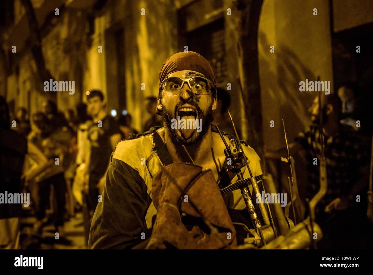 Barcelona, Katalonien, Spanien. 21. August 2015. Feuer-Läufer bereiten ihre Feuerwerkskörper während der "Correfocs" bei der Festa Major de Gracia in Barcelona. Bildnachweis: Matthias Oesterle/ZUMA Draht/Alamy Live-Nachrichten Stockfoto