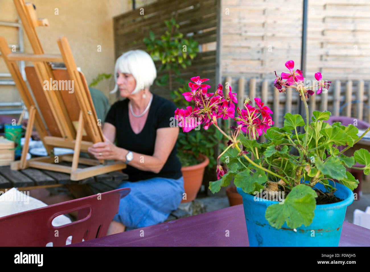 Expat-Kunst-Klasse im Café De La Gare, Genac, Poitiers Charente, Süd-west Frankreich Stockfoto