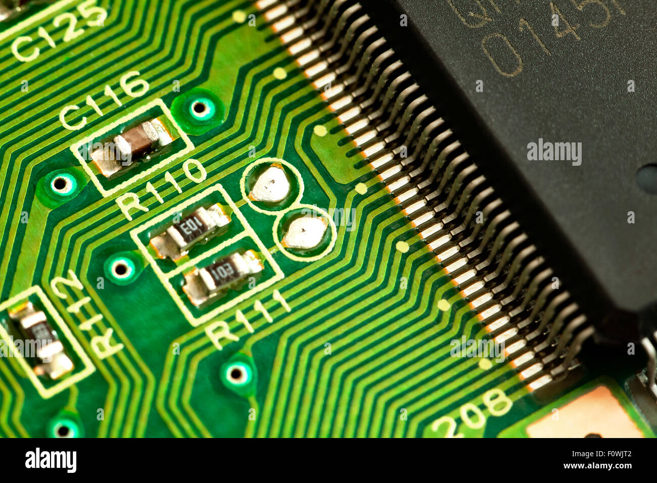 Platine Komponenten Nahaufnahme zeigt leitfähige Spuren, Chip-Kontakte und Widerstände Stockfoto