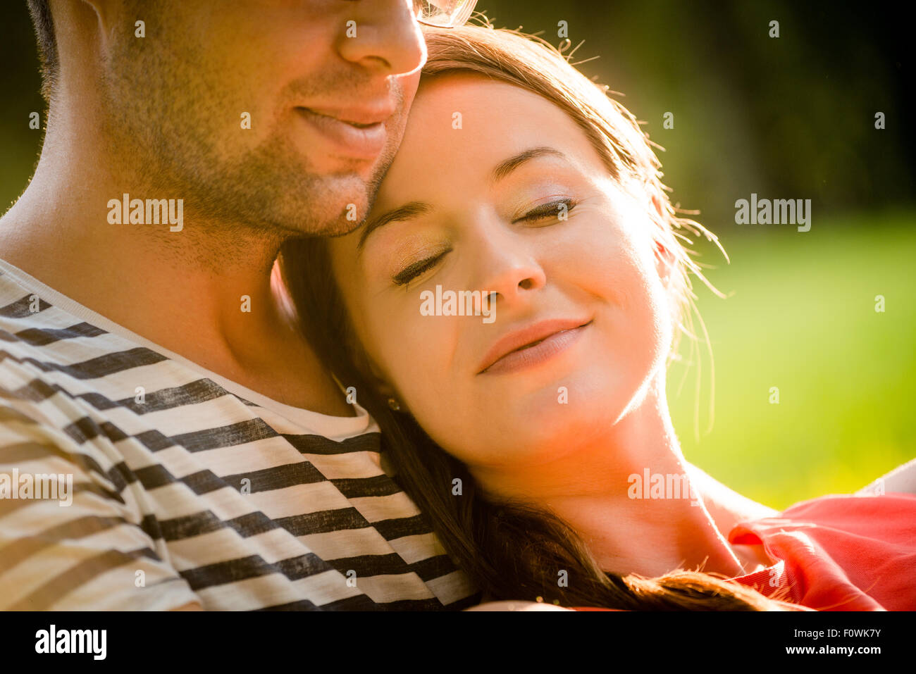 Intime Momente - junges Paar umarmt und in der Natur umarmt Stockfoto