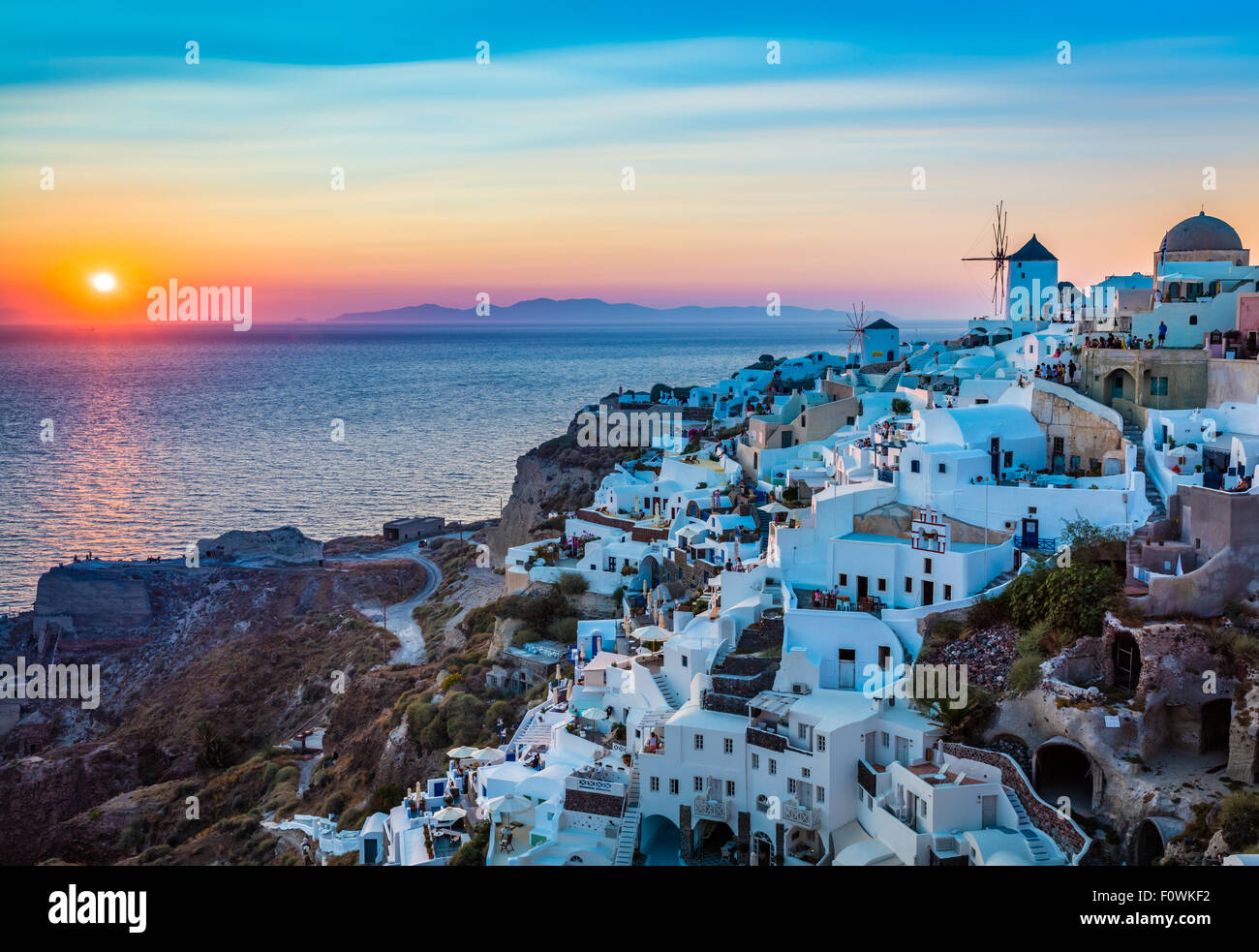 Legendären Sonnenuntergang in die Stadt Oia auf der griechischen Insel Santorini (Thira) Stockfoto