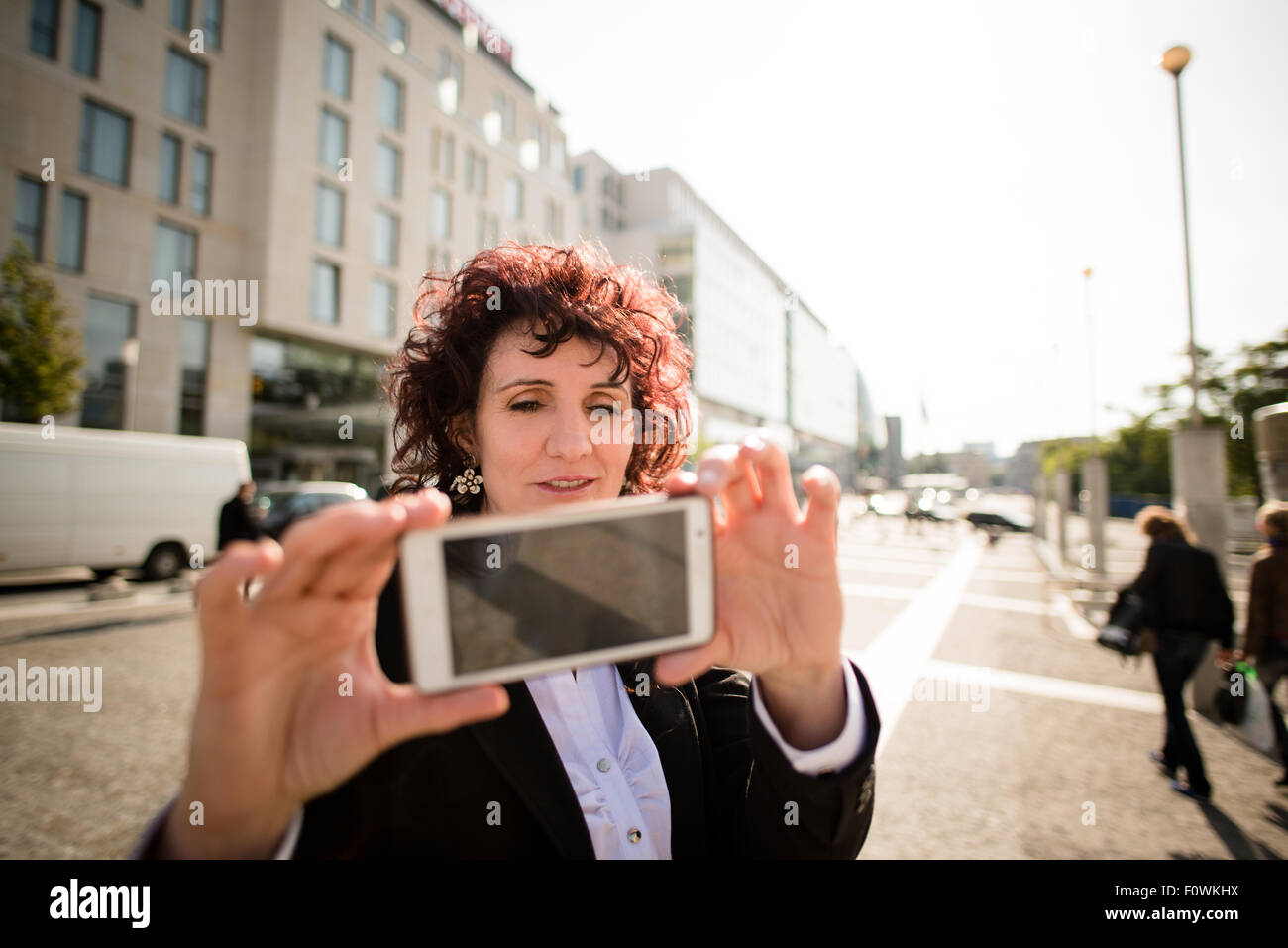 Senior Business-Frau Selfie Aufnahme auf Geschäftsreise im Freien in der Straße Stockfoto